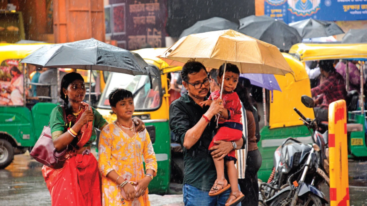 পরপর গভীর নিম্নচাপের কারণেই বেশি বৃষ্টি দক্ষিণবঙ্গে: হাওয়া অফিস