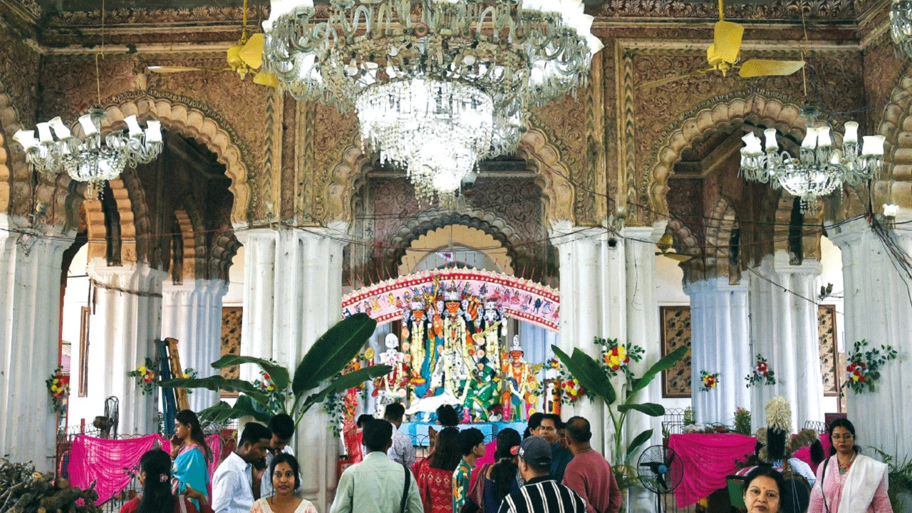 কৃষ্ণনগর রাজবাড়ি ও বনেদিবাড়ির পুজো ঐতিহ্যর জন্য মানুষকে টানে