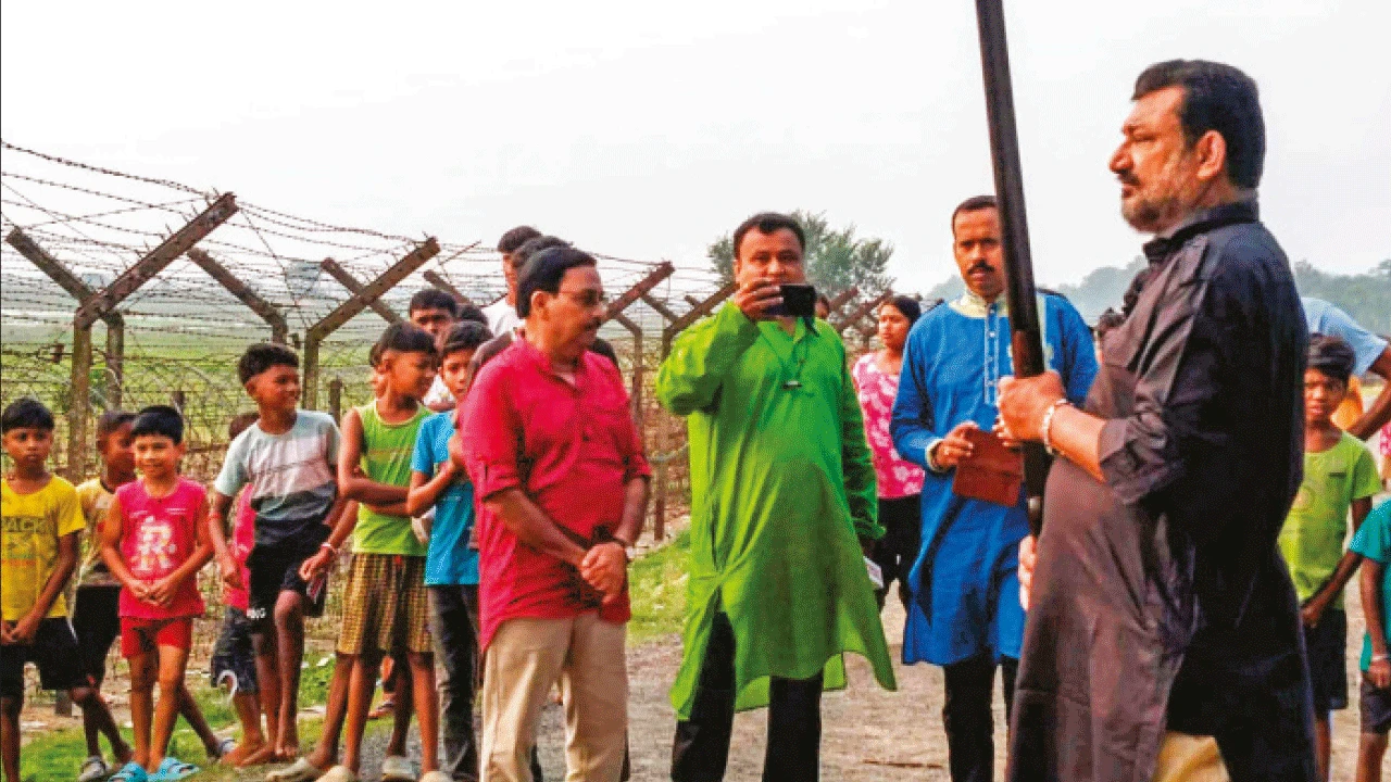 কাঁটাতার পেরিয়ে পুনর্ভবায় ঘট ভরে শূন্যে গুলি ছুড়ে পুজো শুরু