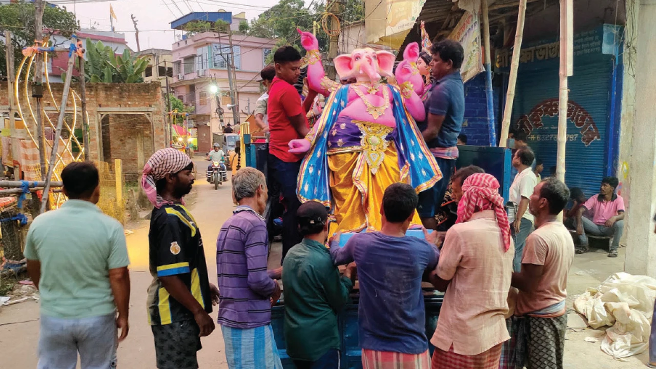 ঠাকুর পৌঁছে দিতে হাড়ভাঙা পরিশ্রম, তা সত্ত্বেও রোজগার নেই শ্রমিকদের