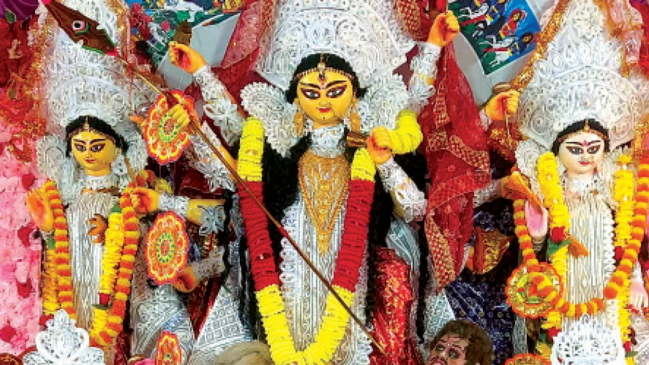 নাগেরবাজার থেকে কাঁচরাপাড়া, পুজোর থিমে দর্শনার্থীরা মুগ্ধ