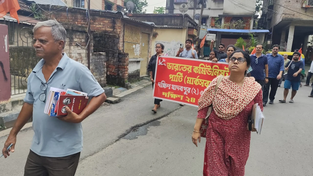 পুলিশের সামনেই জোরালো প্রতিরোধ, মিছিল করে বই বিক্রি সিপিএমের