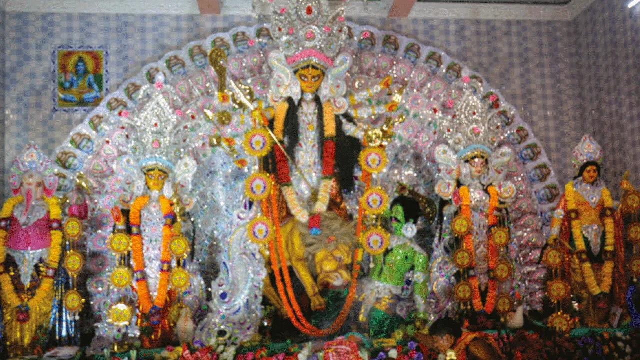 সাবেকিয়ানায় স্বতন্ত্র জিয়াগঞ্জের বেগমগঞ্জ সর্বজনীনের পুজো