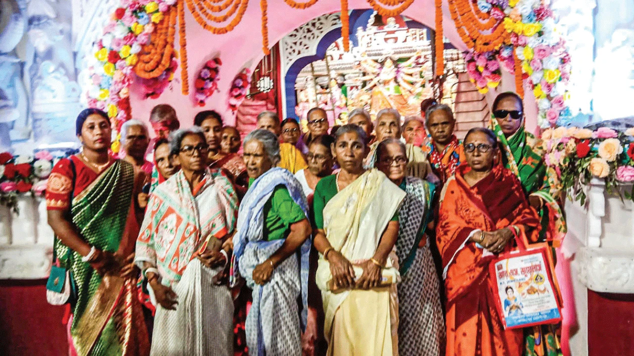 মণ্ডপে পুজো পরিক্রমা, খুশি কাঁথির বৃদ্ধাশ্রমের আবাসিকরা