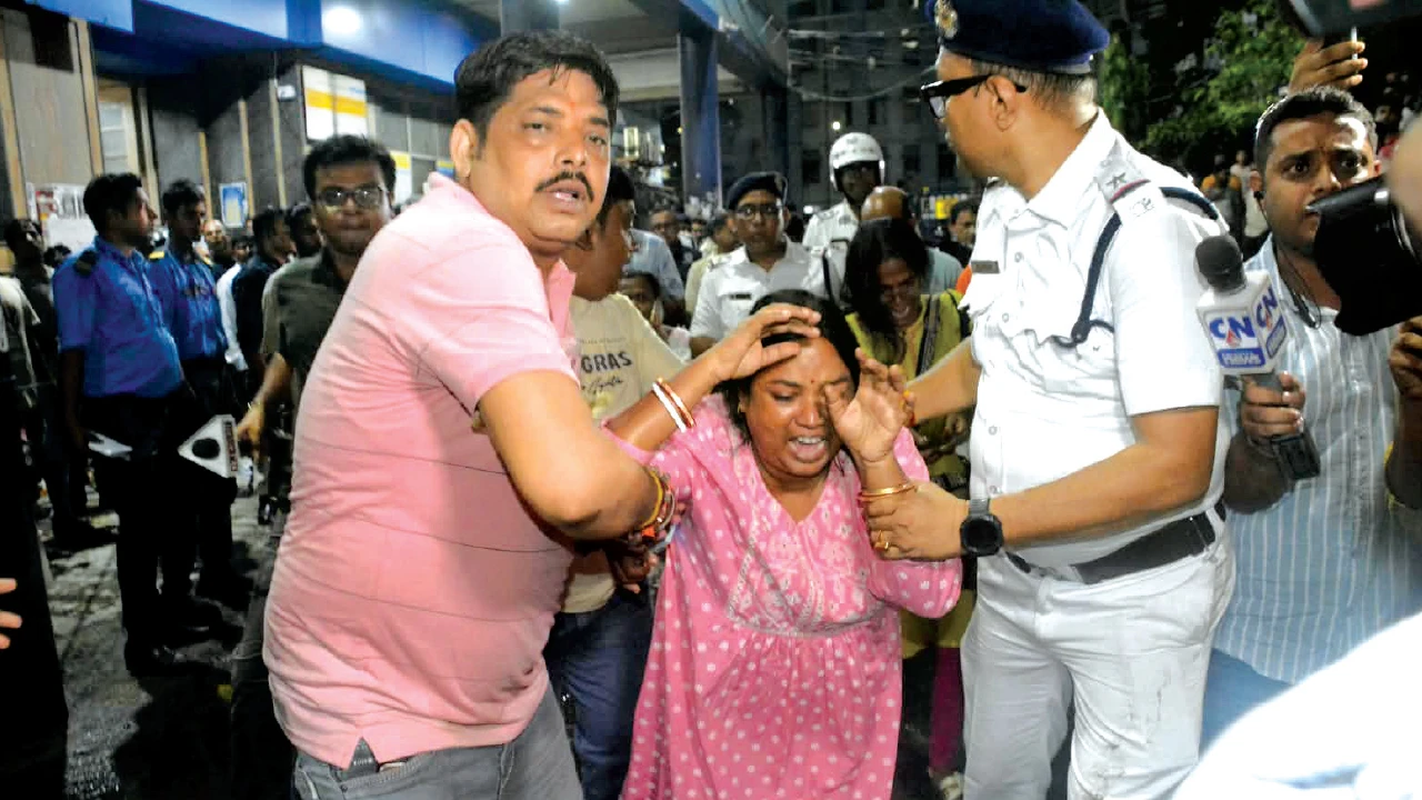 দুর্গাপুজোর ইতিহাসে কালো দিন! সপ্তমীর সন্ধ্যায় চোরবাগানে পদপিষ্ট হয়ে মৃত ১৯,গাফিলতির অভিযোগে আটক ১২