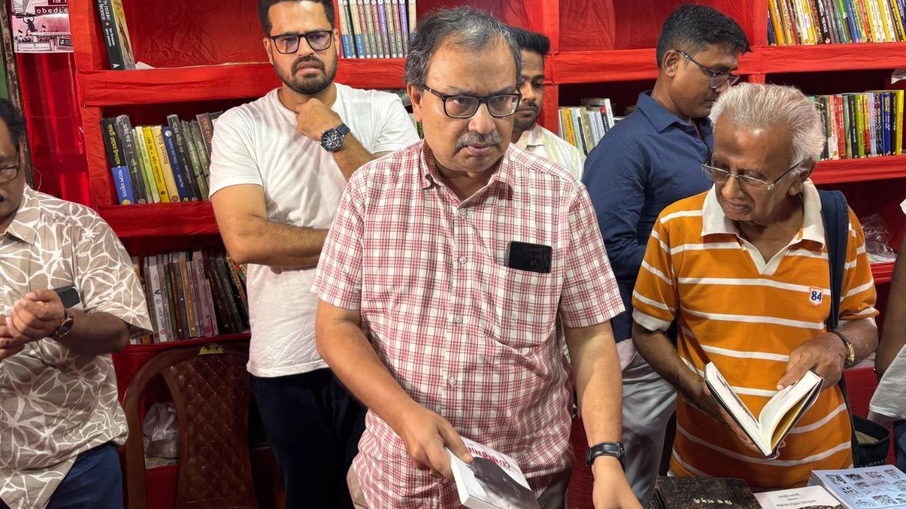 যাদবপুরে সিপিএমের বুক স্টলে কুণাল ঘোষ