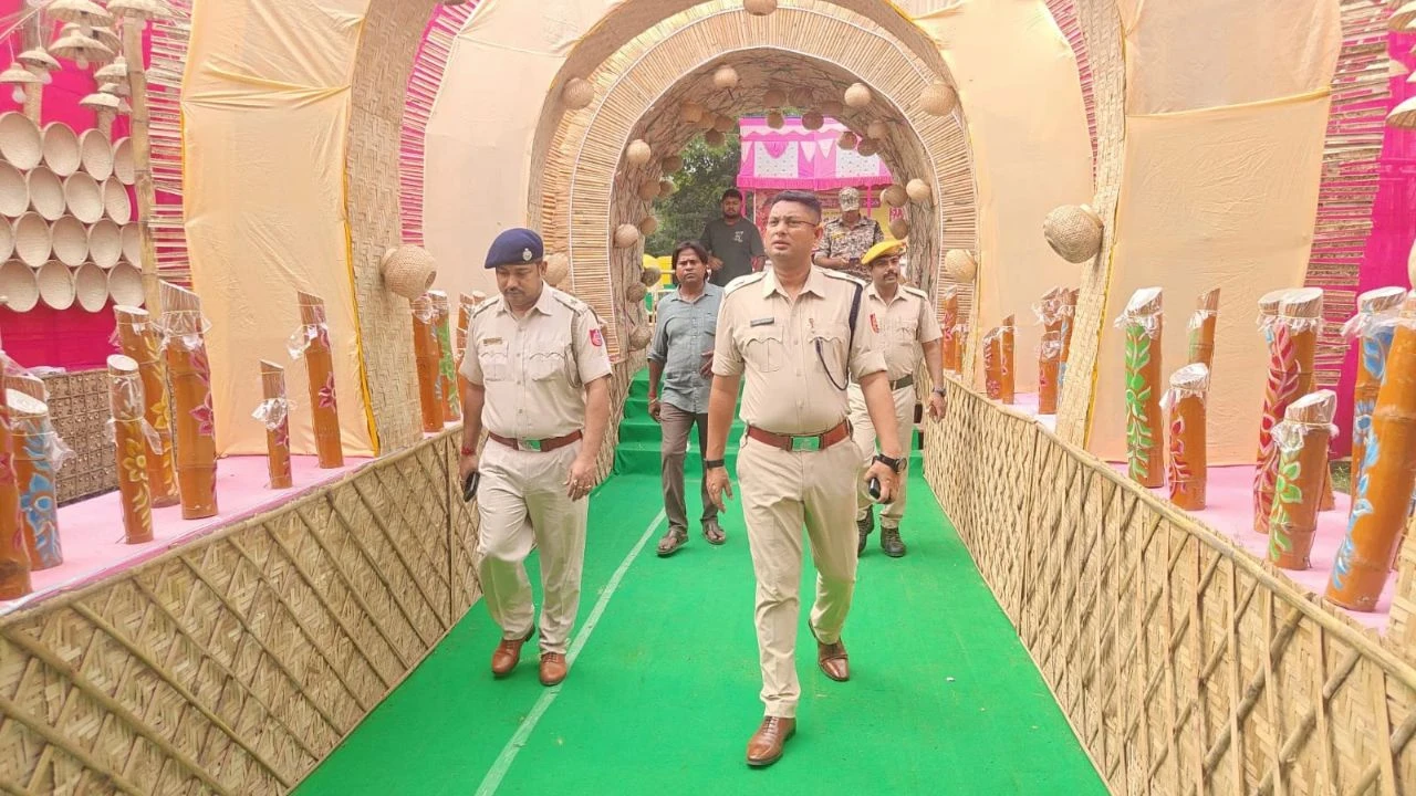 বিভিন্ন মণ্ডপ পরিদর্শনে বারুইপুর পুলিশ জেলার অতিরিক্ত পুলিশ সুপার এবং আইসি