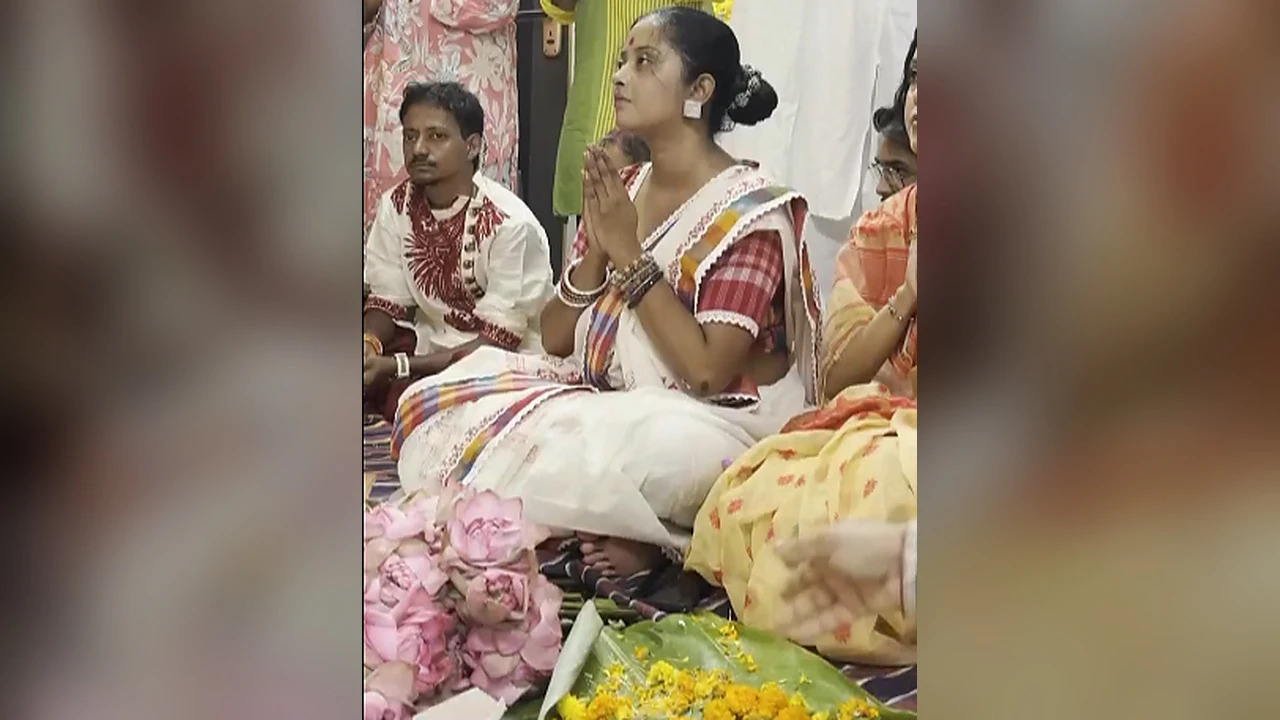 বাড়ির পুজোর ভোগ রান্না থেকে বিভিন্ন আচার অনুষ্ঠানের দায়িত্বে অভিনেত্রী স্বয়ং শ্রুতি দাস