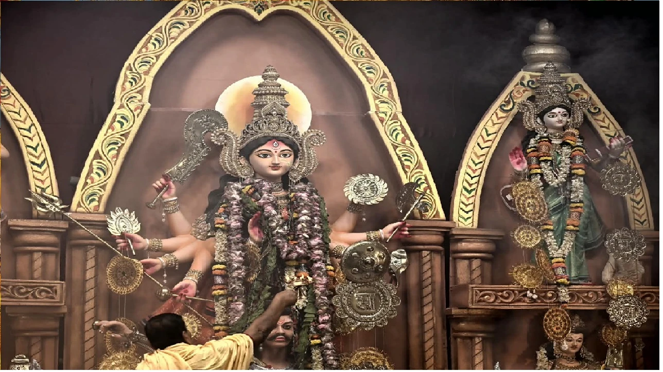 অষ্টমীর সন্ধ্যায় উলুবেড়িয়ার একটি পুজো মণ্ডপে শুরু দেবীর আরতি