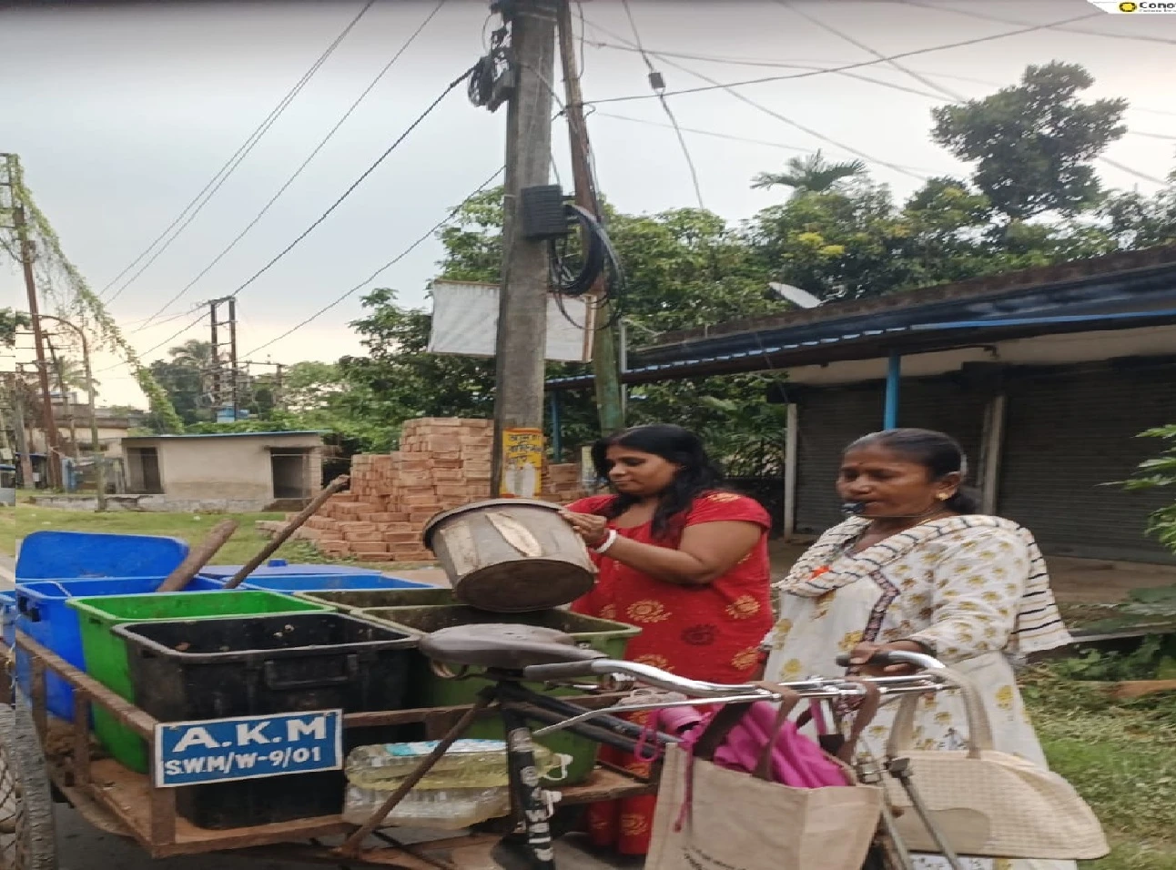 স্বামীর মৃত্যুর পরে থামেনি পথচলা, ভ্যানের চাকাতেই জীবনযুদ্ধ অশোকনগরের ‘দুর্গা’ রেখার