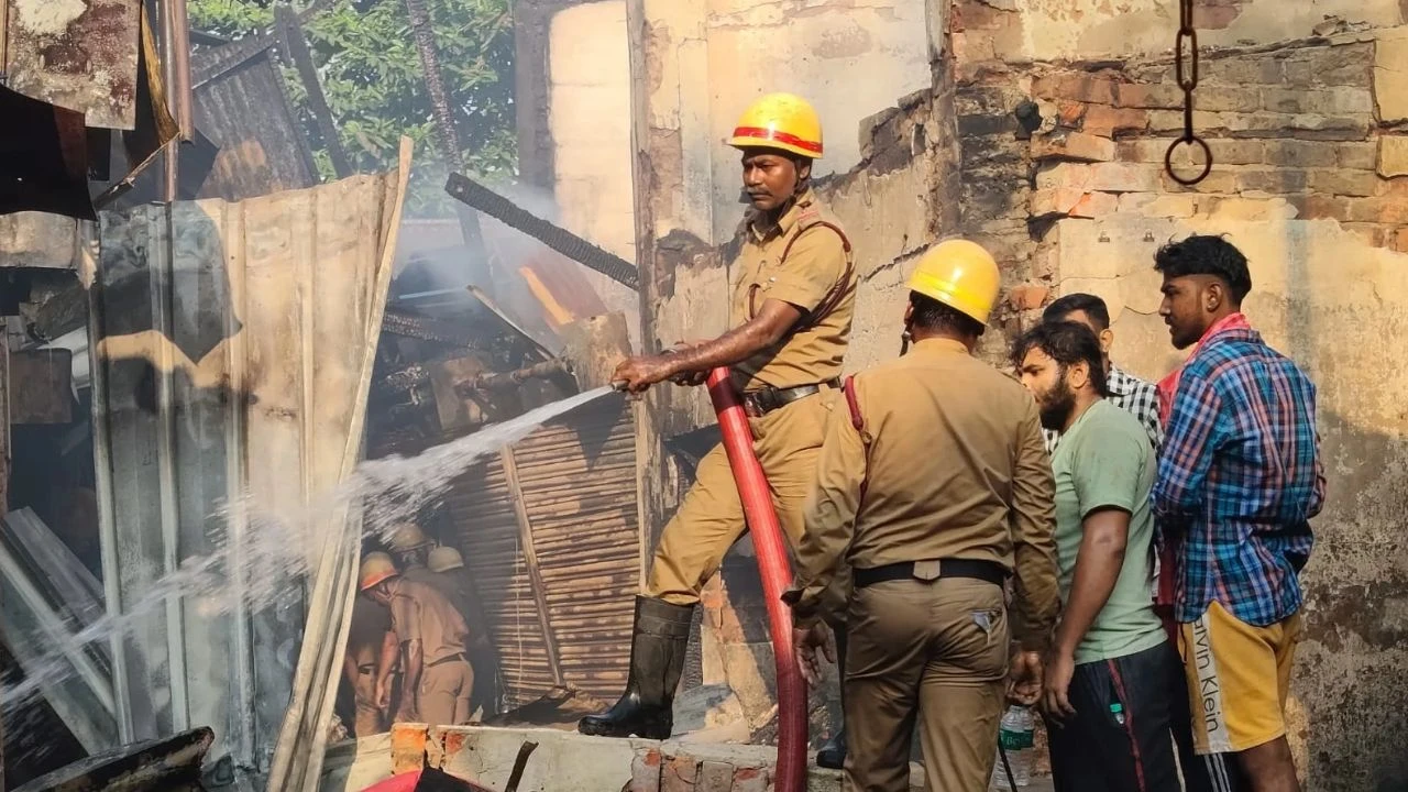 ভোররাতে বাঘাযতীন বাজারে ভয়াবহ আগুন, ভস্মীভূত একাধিক দোকান