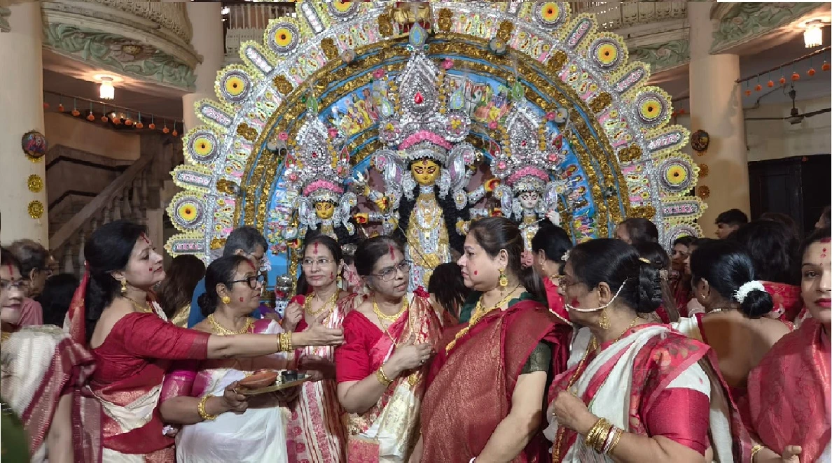 জোড়াসাঁকো শিবকৃষ্ণ দাঁ বাড়িতে চলছে দুর্গা বরণ-সিদুঁর খেলা