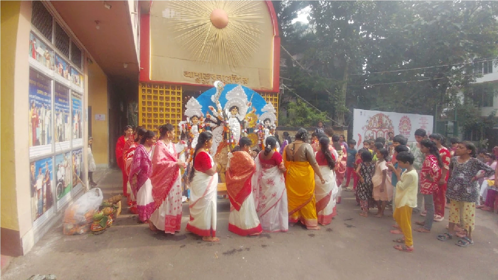 উলুবেড়িয়া আশা ভবন সেন্টারে বিশেষ ভাবে সক্ষম শিশুদের প্রতিমা নিরঞ্জনের পথ রওন হচ্ছে