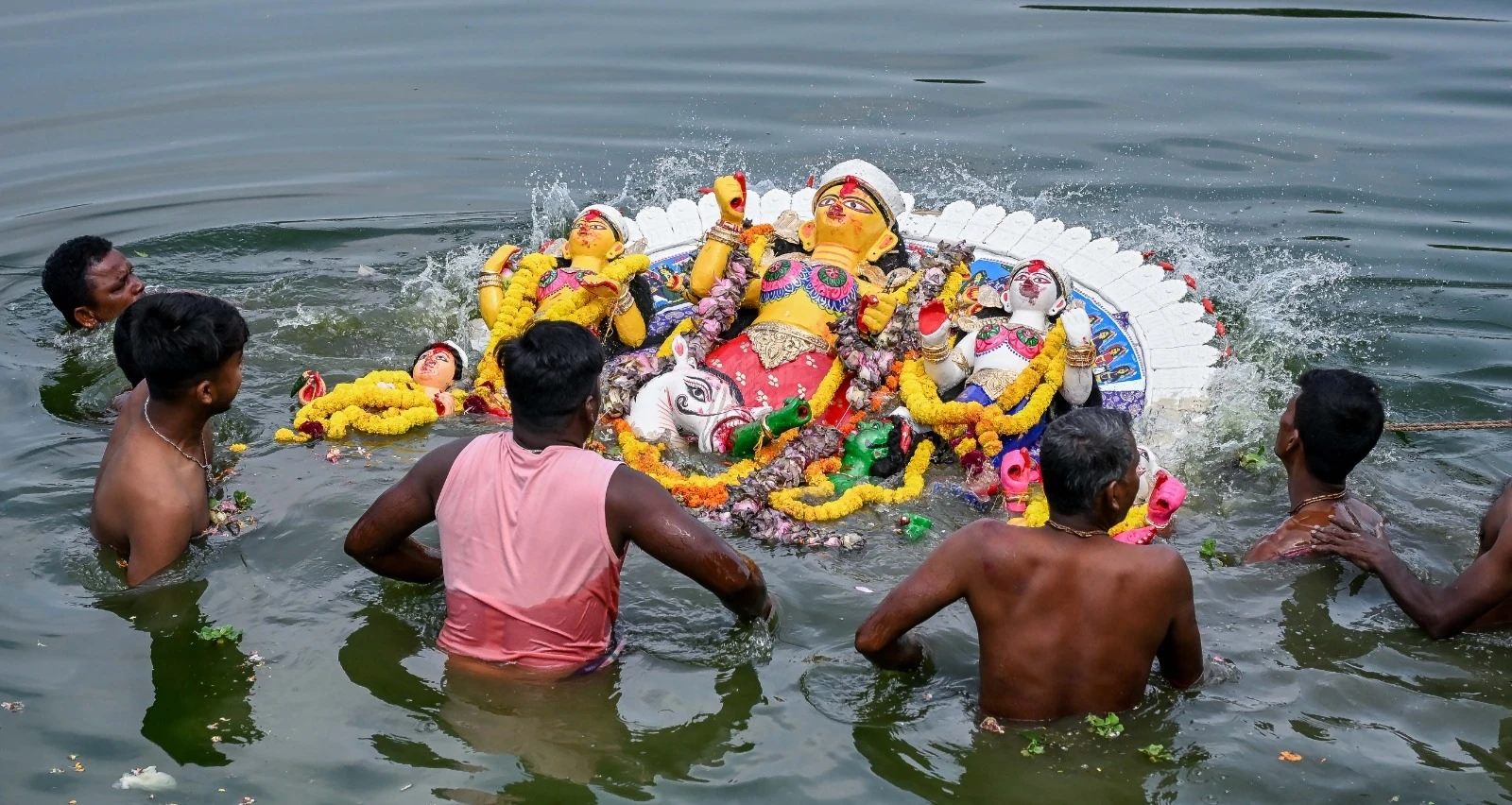নদীয়ার শান্তিপুরের অতি প্রাচীন বড় গোস্বামী বাড়ির দুর্গা প্রতিমা বিসর্জন