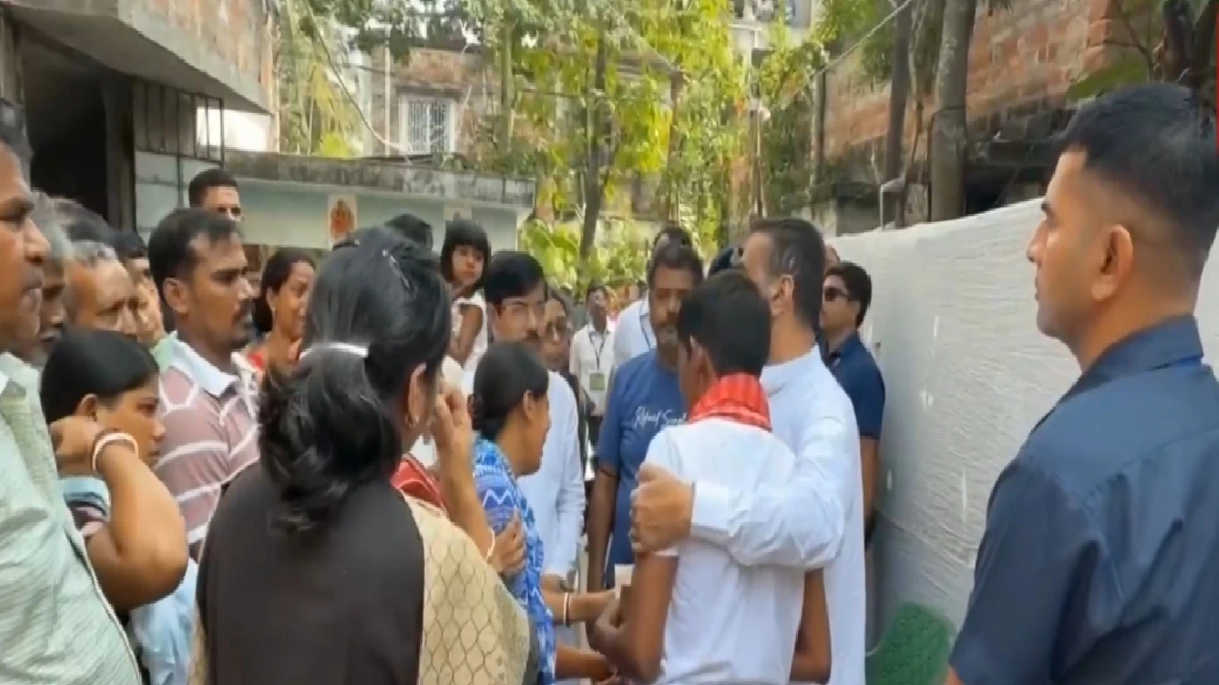 চোরবাগানকাণ্ডে নিহতদের বাড়িতে মুখ্যমন্ত্রী শুভেন্দু অধিকারী, পাশে থাকার বার্তা দিয়ে তুলে দিলেন ক্ষতিপূরনের চেক