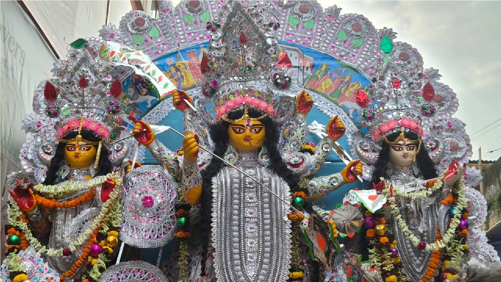 বিদায় বেলায় বিষাদের সুর চোরবাগান মিত্র বাড়ির সদস্যদের