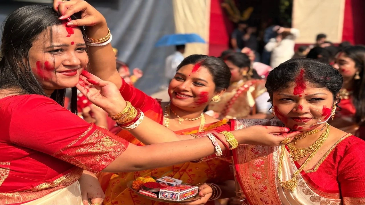 বাগবাজার সর্বজনীনে সিদুঁর খেলা, মিষ্টি মুখে উমাকে বিদায়, বিষাদের সুর বাংলাজুড়ে