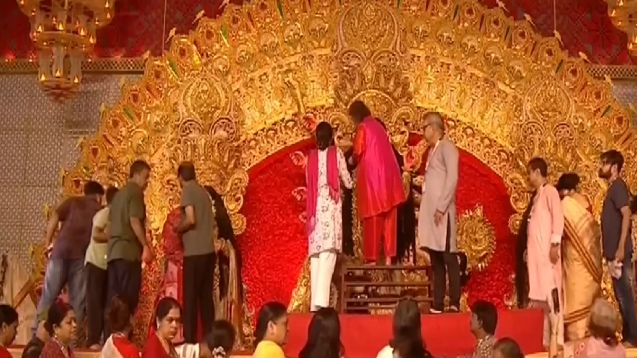 মুদিয়ালি ক্লাবে রীতি মেনে শুরু হল দুর্গা বরণ ও সিঁদুর খেলা