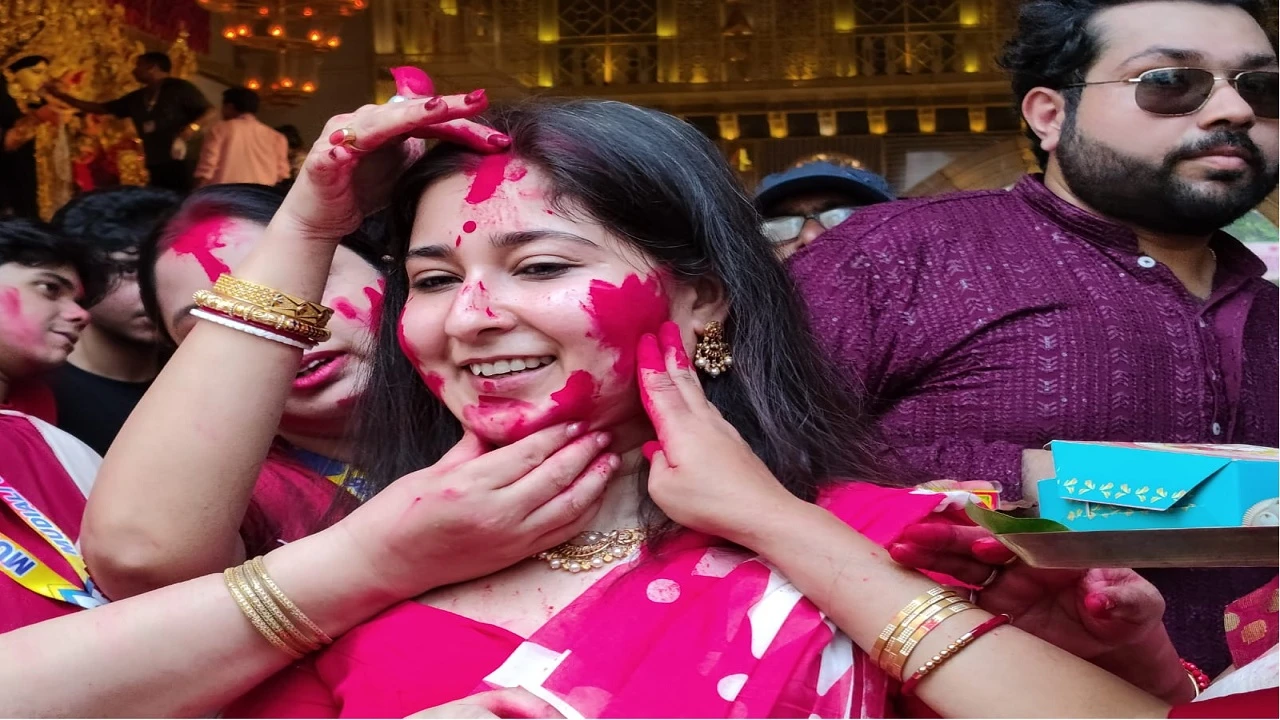 ধুমধাম করে সিঁদুর খেলা চলছে, দক্ষিণ কলকাতার মুদিয়ালি ক্লাবে