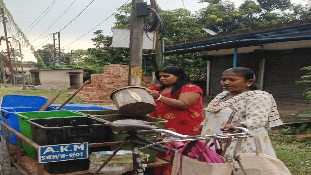 স্বামীর মৃত্যুর পরে থামেনি পথচলা, ভ্যানের চাকাতেই জীবনযুদ্ধ অশোকনগরের ‘দুর্গা’ রেখার