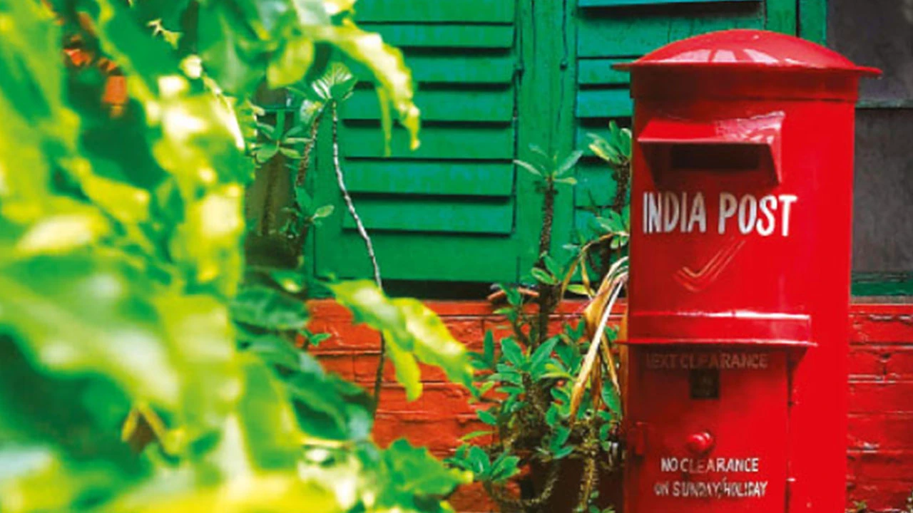 খাঁ খাঁ লেটার বক্স, শ্রী শ্রী দুর্গা সহায় লেখা চিঠি আর আসে না বিজয়ায়