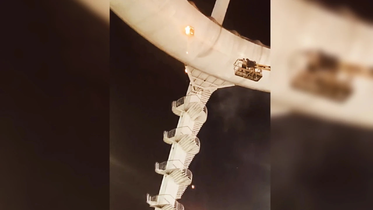 নিউটাউন গেটে ঝুলন্ত রেস্তরাঁয় আগুন, আতঙ্ক