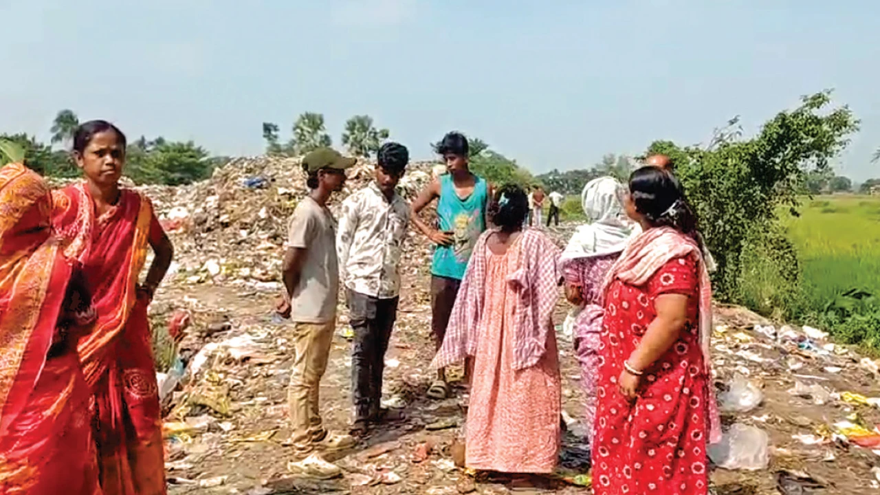 পার্কিংয়ের জায়গায় ফেলা বর্জ্য দুর্গন্ধ ছড়াচ্ছে, পুরসভার বিরুদ্ধে বিক্ষোভ