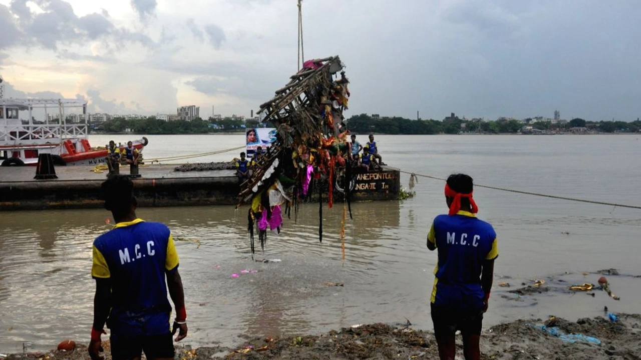 বিসর্জনে নিষেধ ক্রেনের ব্যবহার দশমীতে তুঙ্গে দক্ষ কুলি দলের চাহিদা