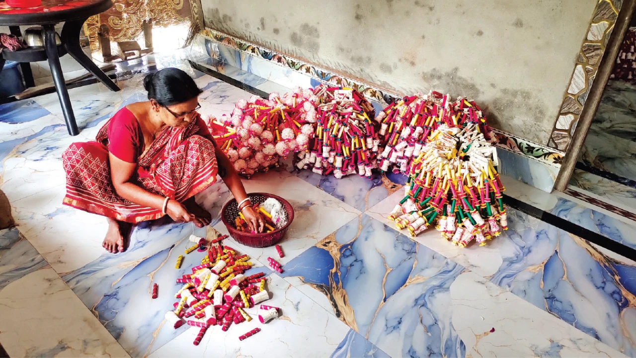 চাহিদা বেড়েছে, লক্ষ্মীলাভের  আশায় বাগদার শোলাশিল্পীরা