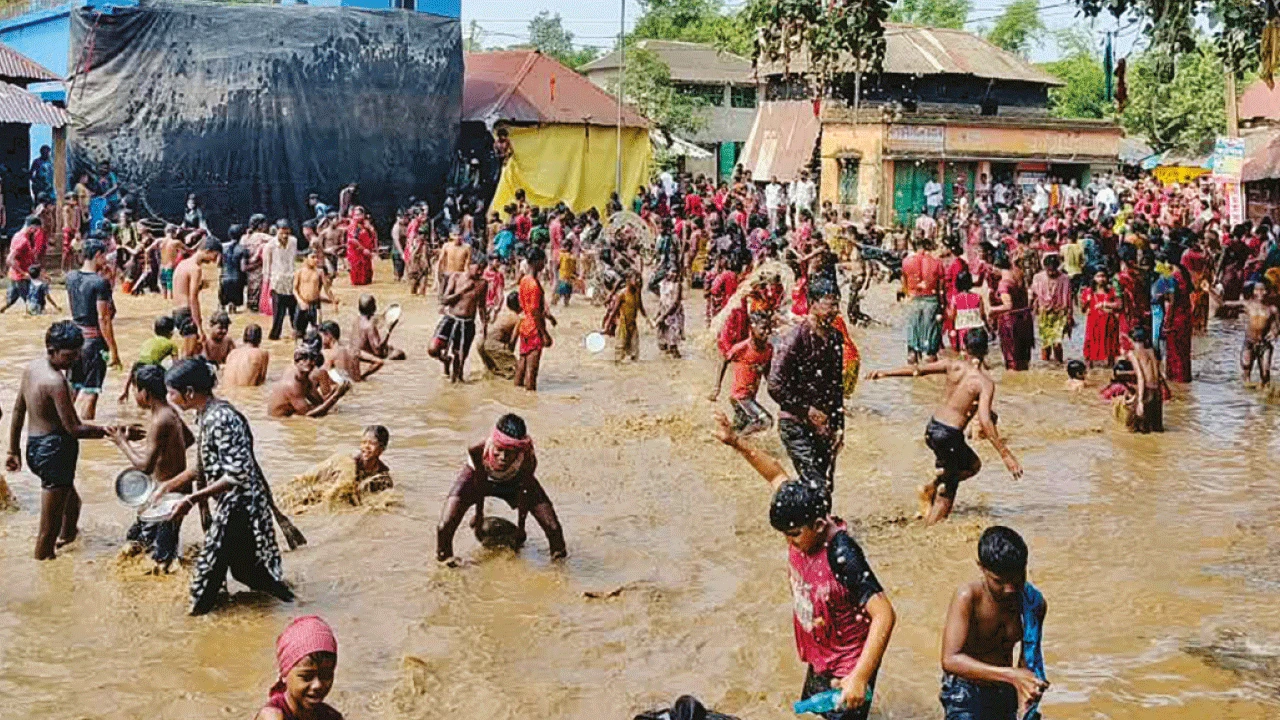 জয়পুরের বৈতলে ঝগড়াই ভঞ্জনী মাতার মন্দির প্রাঙ্গণে বিজয়াতে চলল কাদাখেলা