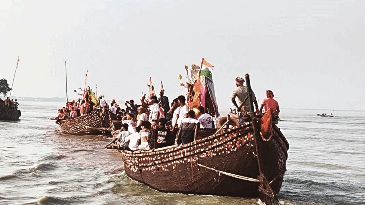সামশেরগঞ্জ ও জঙ্গিপুরে প্রতিমা নিরঞ্জনে ঐতিহ্যবাহী নৌকা বাইচ, উপচে পড়া ভিড়