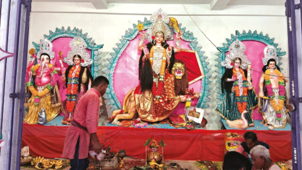 দশমী থেকে শুরু দুর্গোৎসব, পুজোর আনন্দে মেতে উঠেছে খাদিমপুর গ্রাম