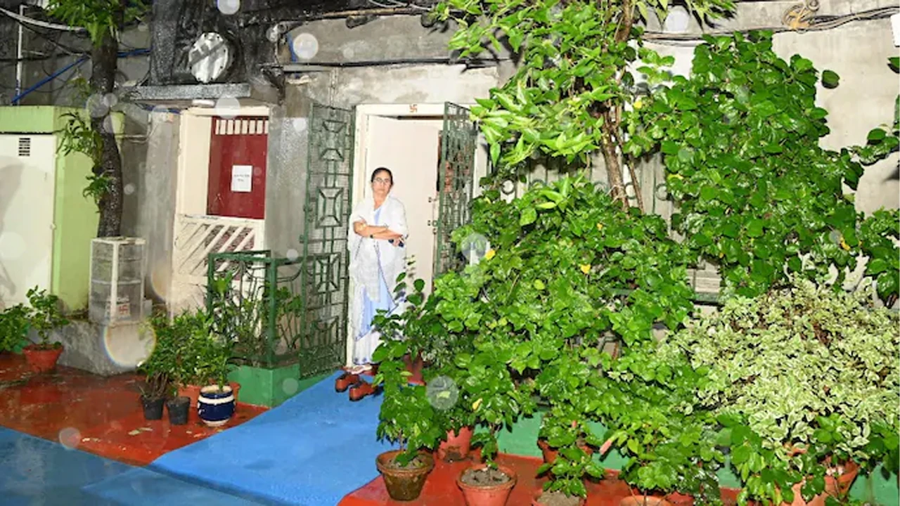 মমতার বাড়িতে মিষ্টিমুখ স্থগিত
