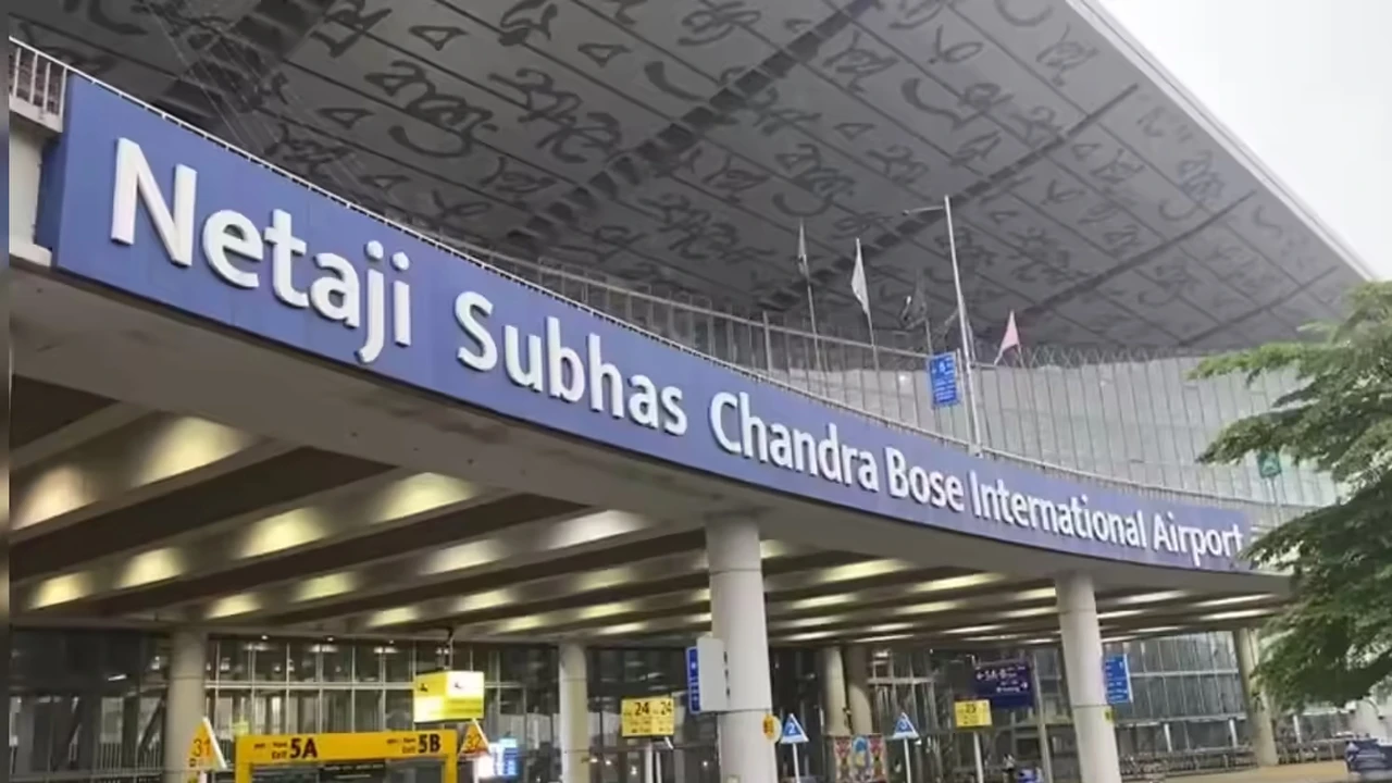 বিমান ছাড়তে দেরি, এয়ারপোর্ট  ম্যানেজারের অফিসে বিক্ষোভ