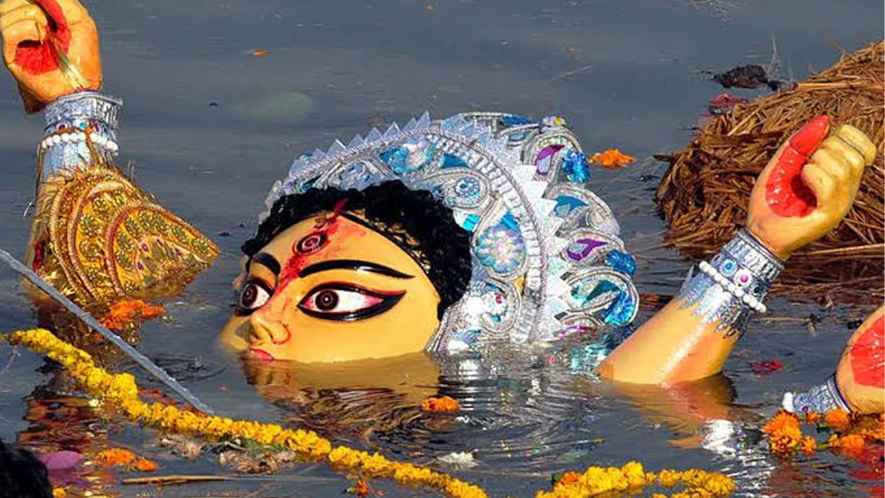 দশমীর রাত থেকেই সতর্ক নজরদারিতে বারাকপুর ও বারুইপুরে প্রতিমা নিরঞ্জন