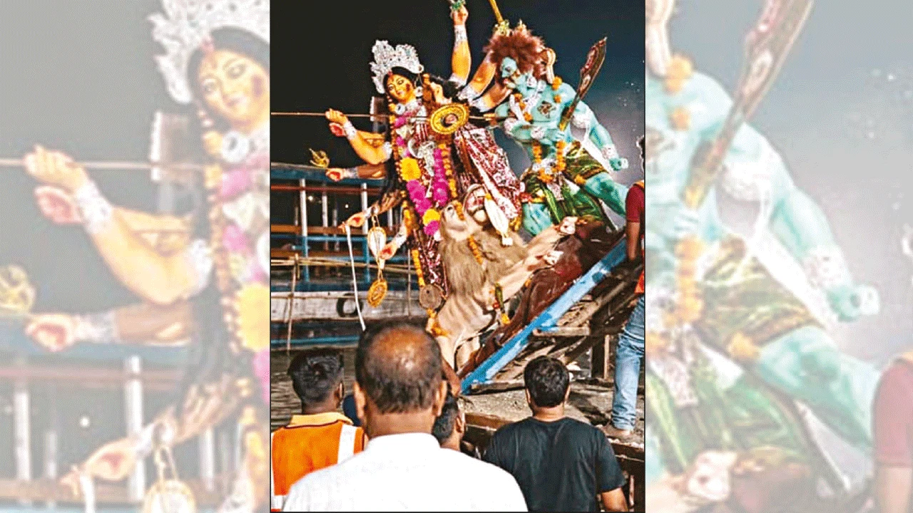 বোলপুরে বিসর্জনের উচ্ছ্বাসে কান ফাটানো ডিজে ও শব্দবাজির তাণ্ডব