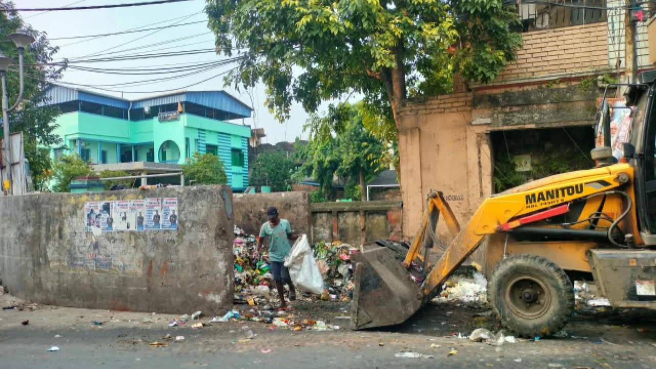 হাওড়ায় পুজোর চারদিন আবর্জনার পাহাড়, দশমীর পরই ভ্যাট সাফাই