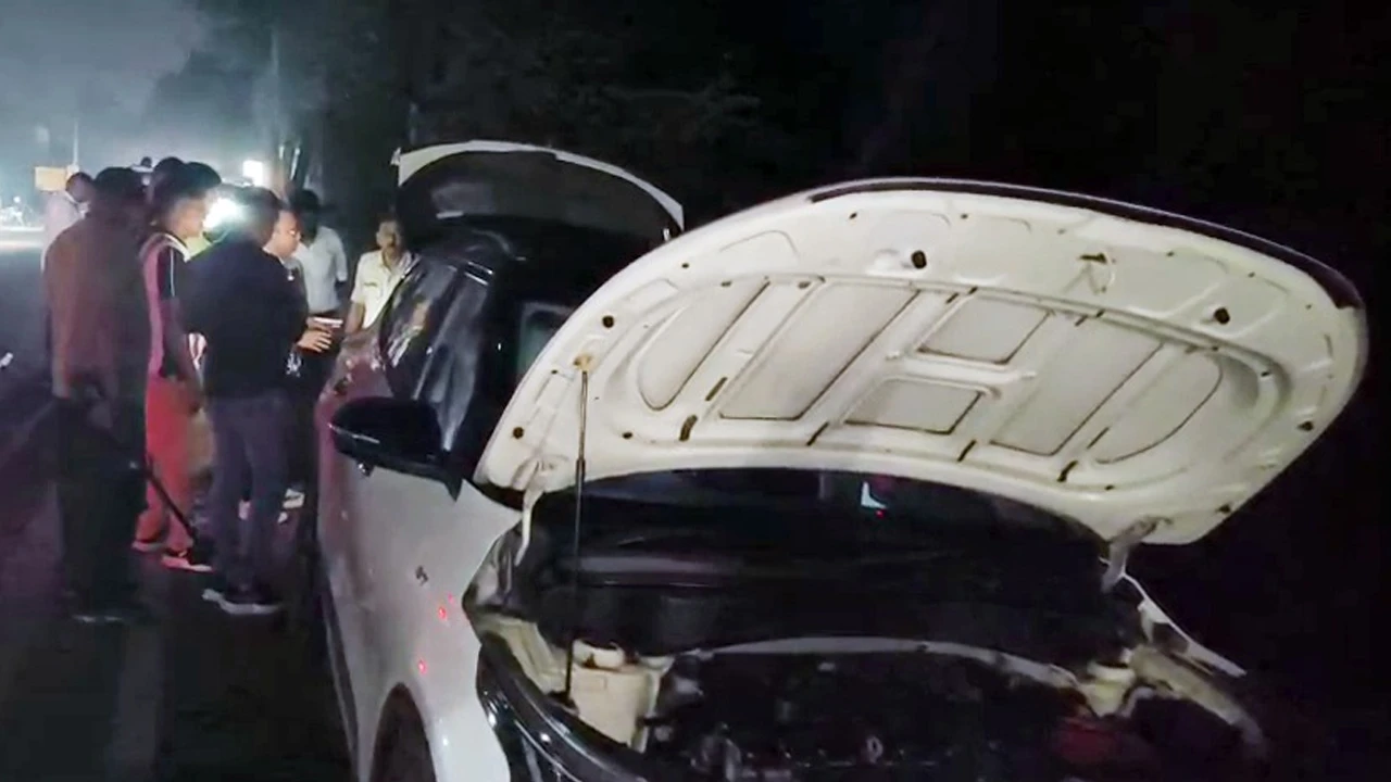 দত্তপুকুরে গাড়ি থেকে উদ্ধার সন্দেহজনক রাসায়নিক, আটক ব্যবসায়ী