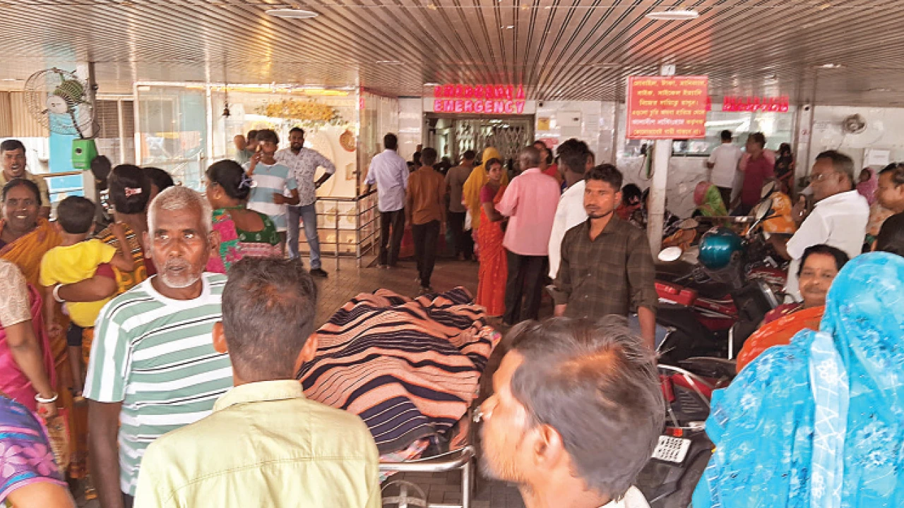 চিকিৎসায় গাফিলতির অভিযোগ, নার্সিংহোমের সামনে দেহ রেখে বিক্ষোভ