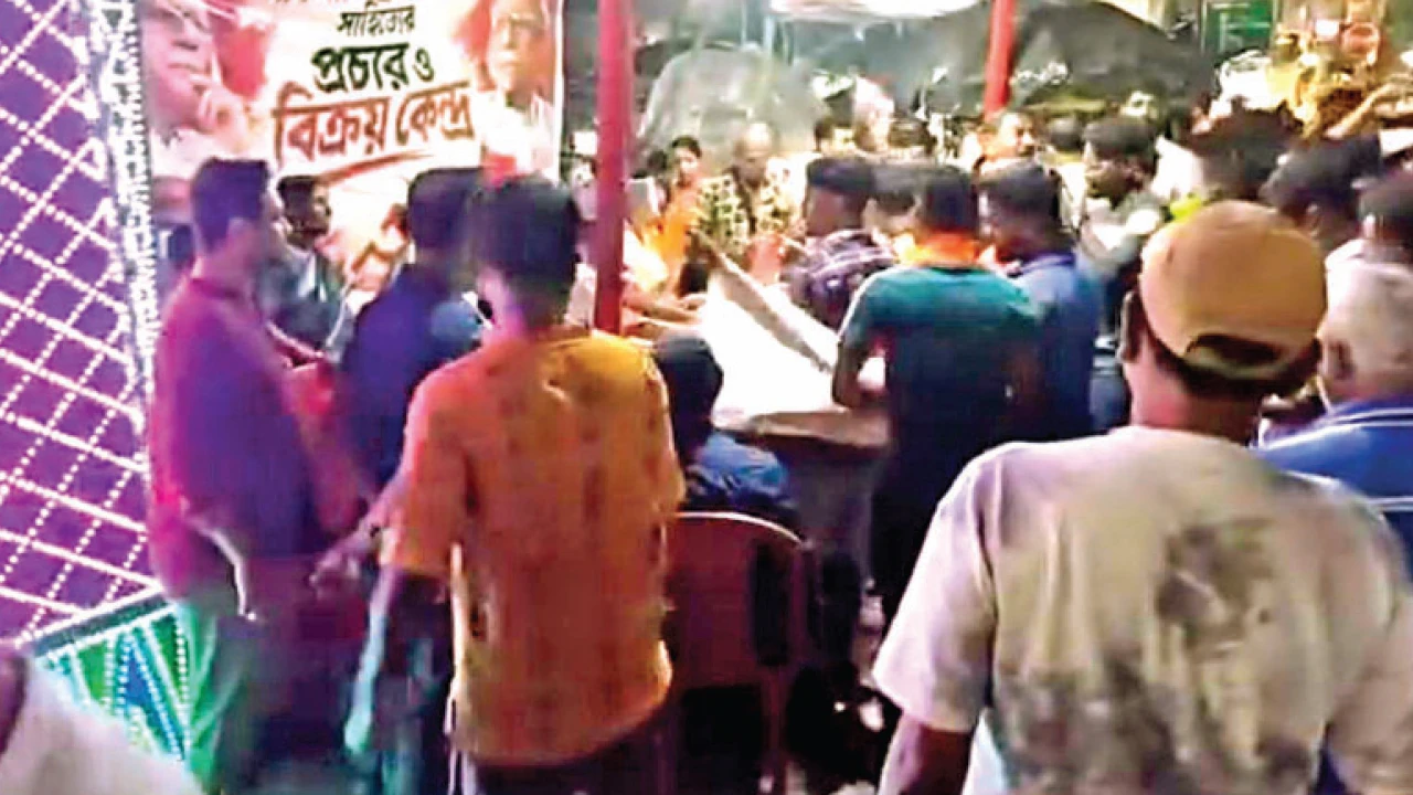দেদার বই কিনে হামলার নীরব প্রতিবাদ, নদীয়ায় বামেদের বুকস্টলগুলিতে রেকর্ড বিক্রি