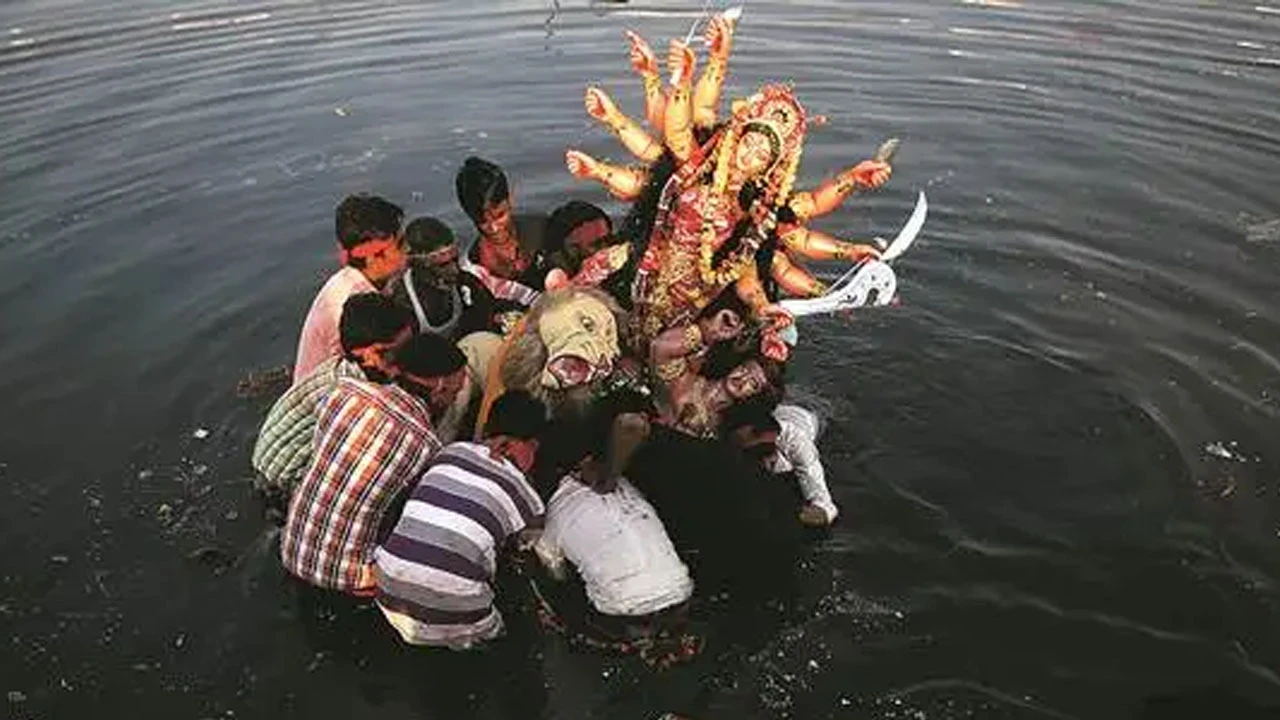 পর্যাপ্ত জল না থাকায় কৃত্রিম পুকুরে প্রতিমা নিরঞ্জনে সমস্যা, দীর্ঘ অপেক্ষা উদ্যোক্তাদের দিল্লি সরকারকে নিশানা আপের