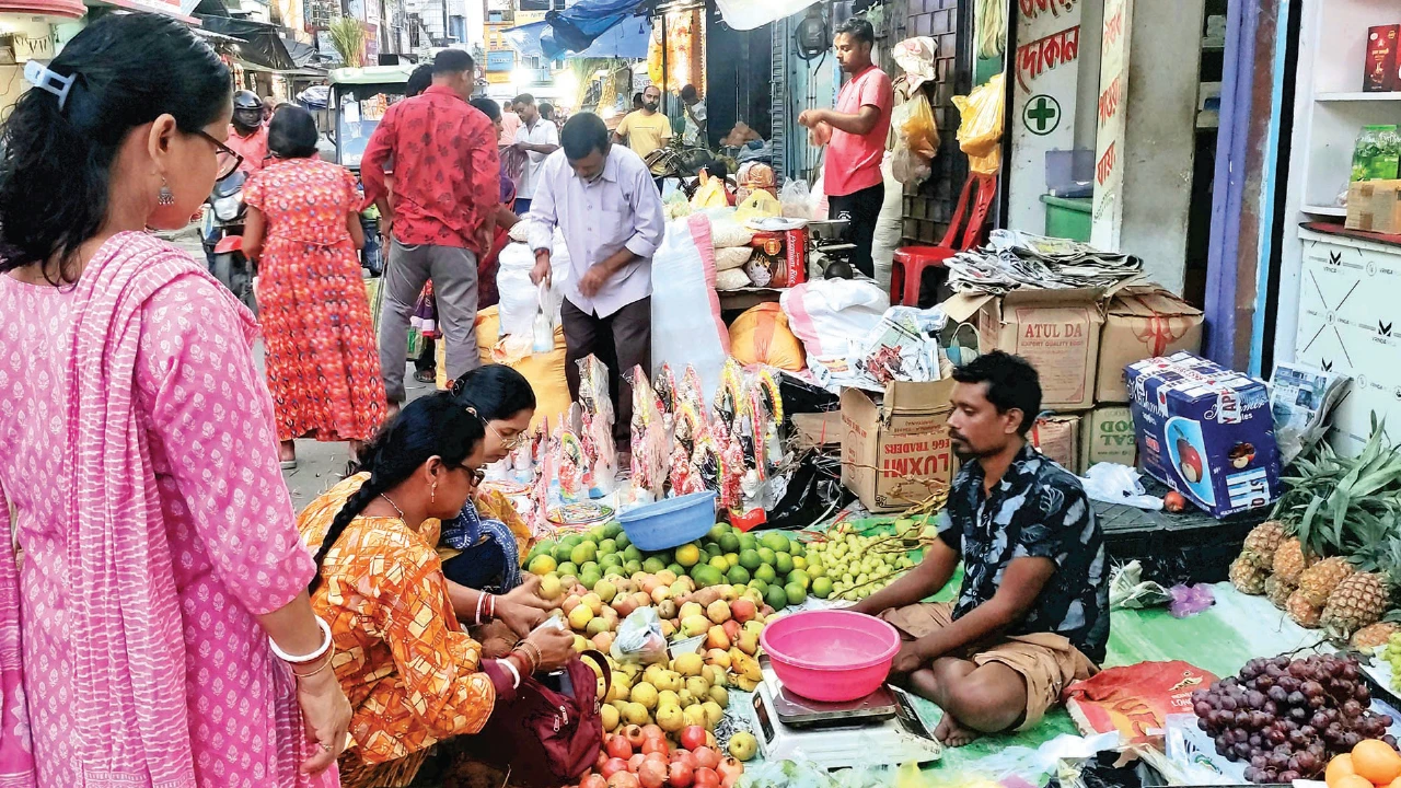বাজার আগুন, তবু লক্ষ্মীপুজোর প্রস্তুতিতে খামতি নেই