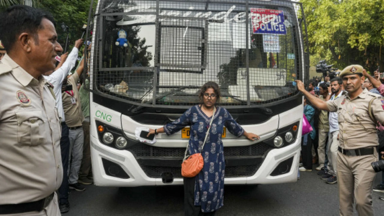 জ্ঞানেশ বিক্ষোভে ফের তপ্ত দিল্লি, প্রতিবাদীদের টেনেহিঁচড়ে নিয়ে গেল পুলিশ, ‘টপ বসে’র ইস্তফার লক্ষ্যে ককরোচ