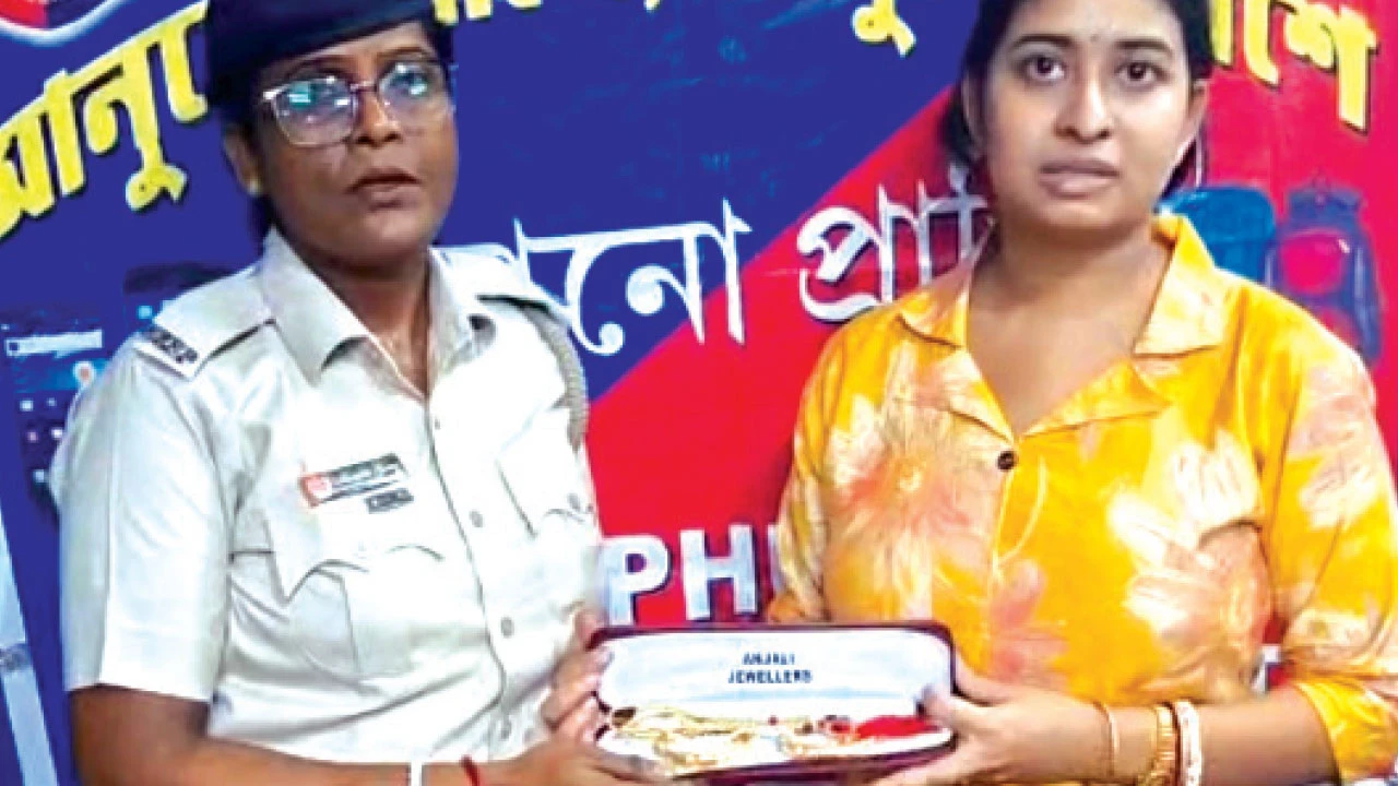 ট্রেনে খোয়া যাওয়া ৭ লক্ষের গয়না ফেরাল জিআরপি, উল্লসিত তরুণী