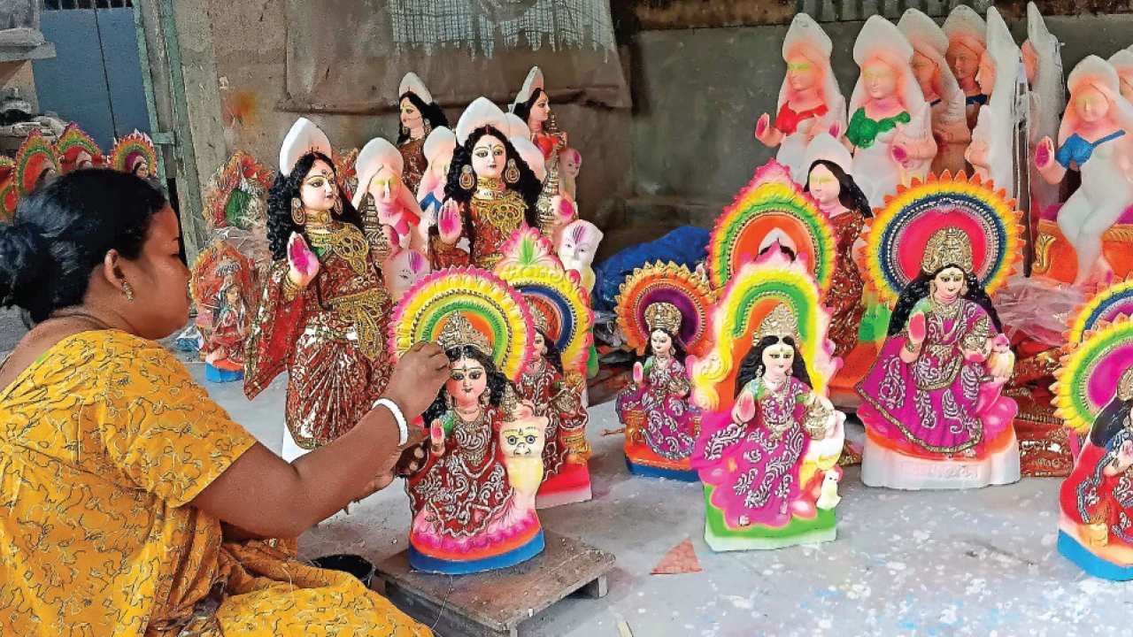 ছাঁচের লক্ষ্মী তৈরি করে লক্ষ্মীলাভ কাটোয়ার ‘লক্ষ্মীদের’, প্রতিমা পাড়ি দেবে জার্মানিতেও