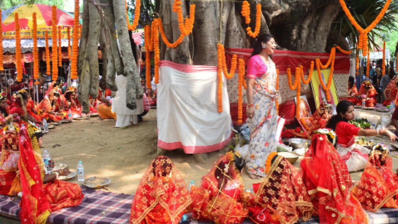 ত্রয়োদশীতে রীতি মেনে সতীপীঠ কঙ্কালীতলায় ৫১ কুমারীর আরাধনা