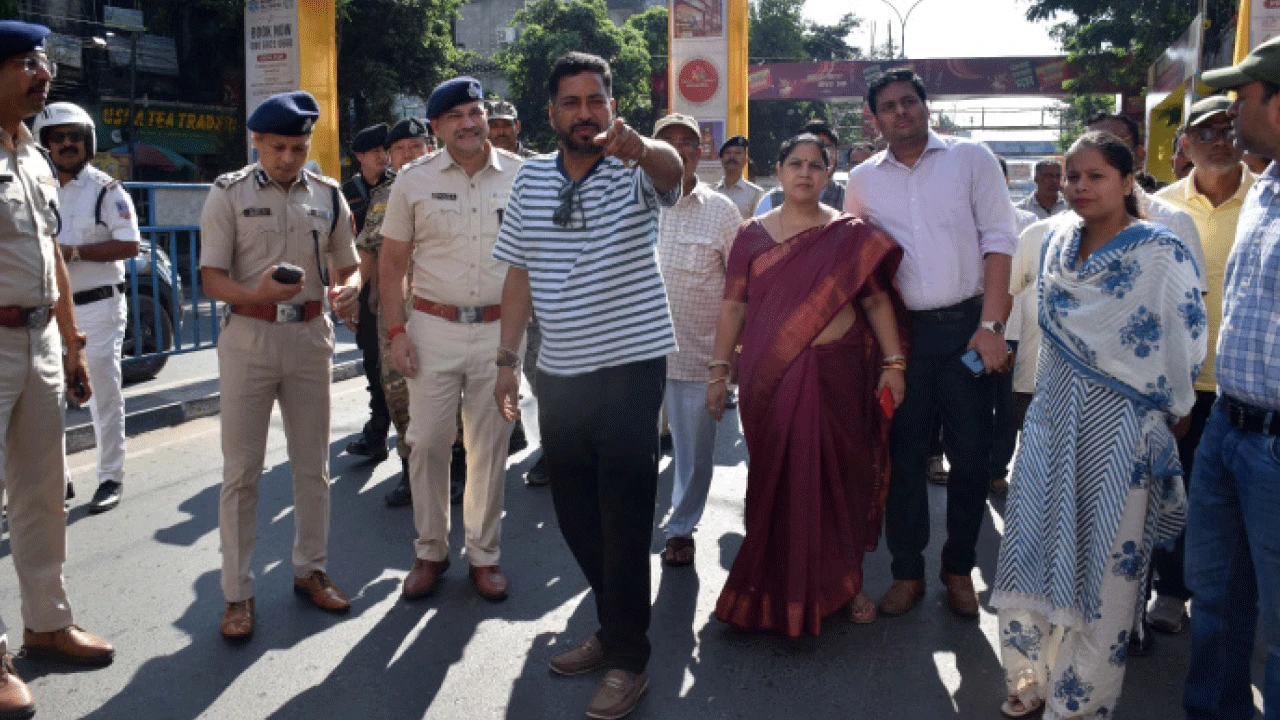 রাস্তা থেকে দ্রুত তোরণ সরাতে পুজো কমিটিগুলির কাছে আবেদন শংকরের