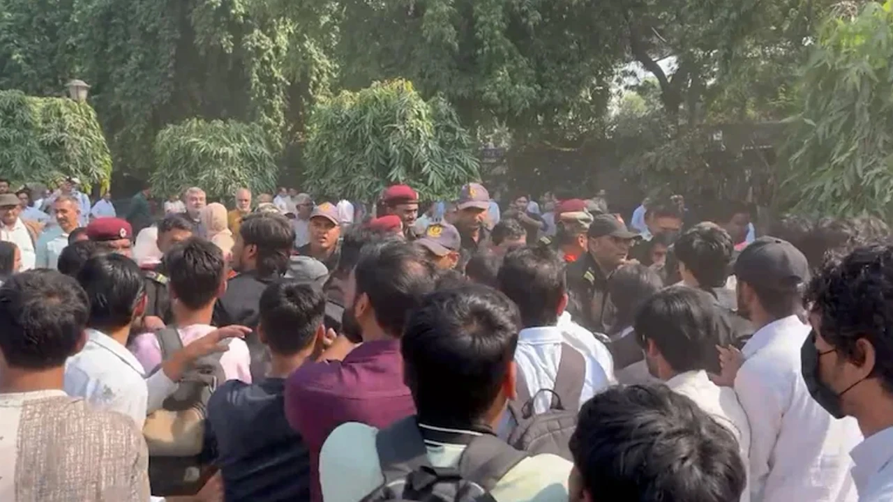 দিল্লির জামিয়া মিলিয়া ইসলামিয়ায় পড়ুয়াদের সঙ্গে নিরাপত্তা কর্মীদের হাতাহাতি