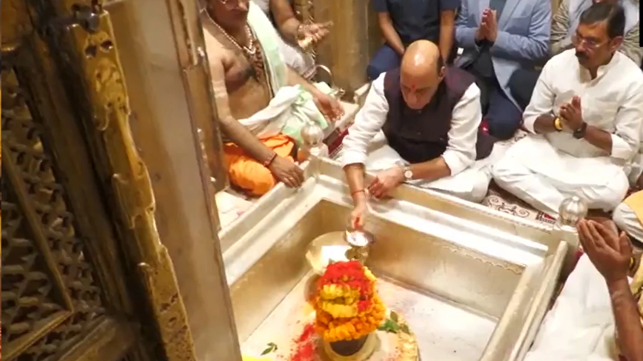কাশী বিশ্বনাথ মন্দিরে পুজো দিলেন প্রতিরক্ষা মন্ত্রী রাজনাথ সিং
