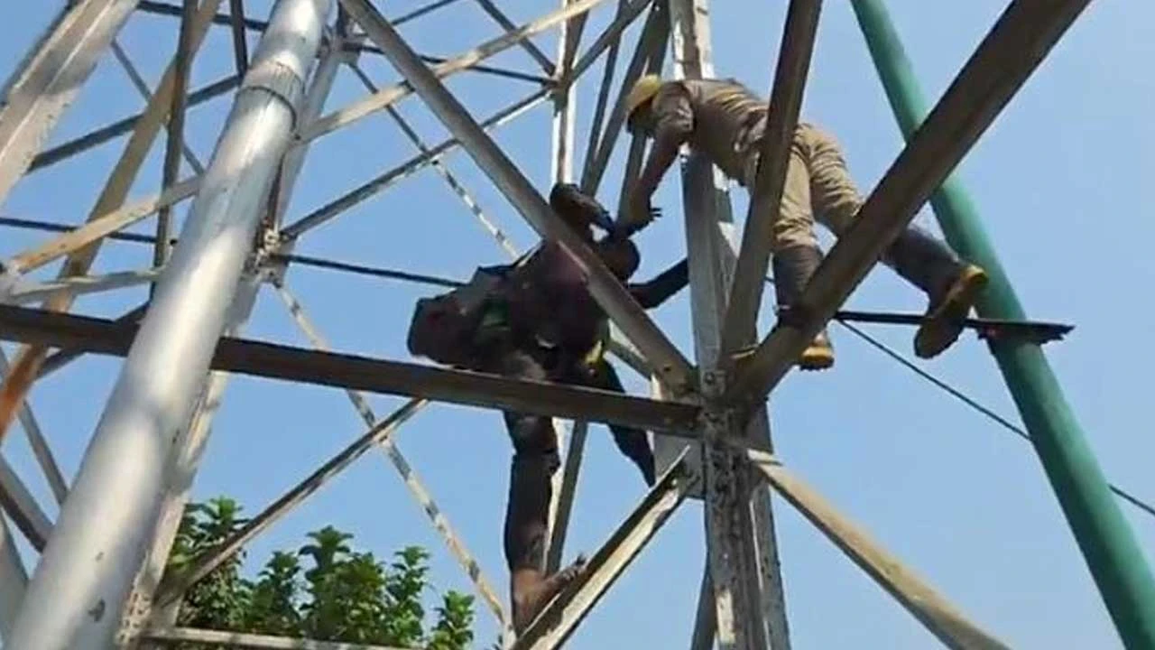 সুউচ্চ জলের ট্যাঙ্কে উঠে পড়েন এক মানসিক ভারসাম্যহীন ব্যক্তি, তাঁকে নামাতে হিমশিম রেল পুলিশের